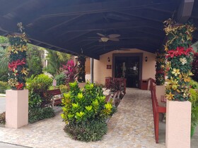 Clarion Suites Roatan at Pineapple Villas