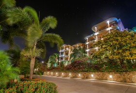 Clarion Suites Roatan at Pineapple Villas