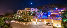 Clarion Suites Roatan at Pineapple Villas