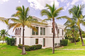 Las Verandas Hotel & Villas