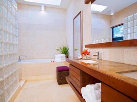 Las Verandas Hotel & Villas