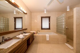 Las Verandas Hotel & Villas