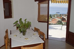 Apartments and rooms Roza