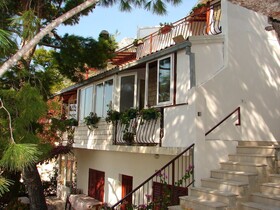 Apartments and rooms Roza