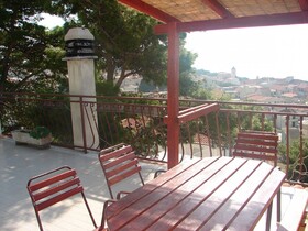 Apartments and rooms Roza