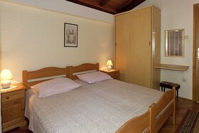 Apartments and rooms Roza