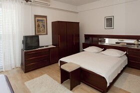 Apartments and rooms Roza