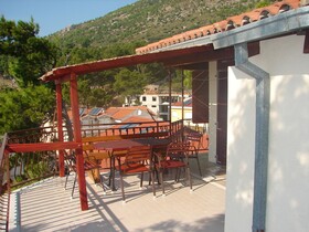 Apartments and rooms Roza