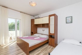 Apartment and Rooms Lile