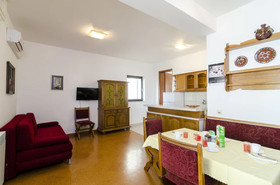 Apartments & Rooms Cina