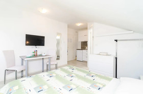 Apartments & Rooms Cina