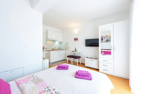 Apartments & Rooms Cina