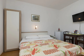 Apartments & Rooms Cina