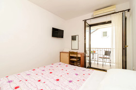 Apartments & Rooms Cina