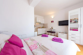 Apartments & Rooms Cina