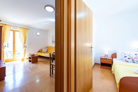 Apartments & Rooms Cina
