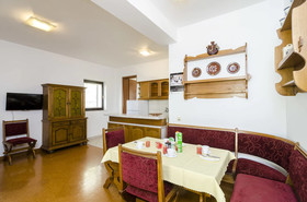 Apartments & Rooms Cina