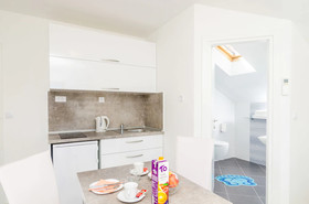 Apartments & Rooms Cina