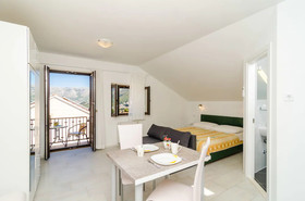 Apartments & Rooms Cina