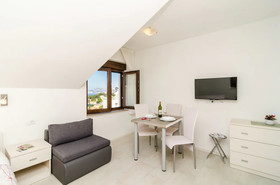 Apartments & Rooms Cina