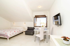 Apartments & Rooms Cina