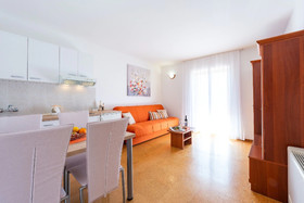 Apartments & Rooms Cina