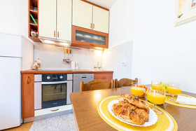 Apartments & Rooms Cina
