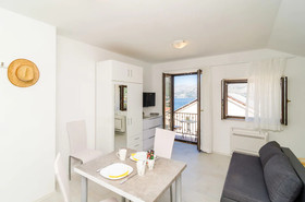 Apartments & Rooms Cina