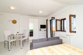 Apartments & Rooms Cina