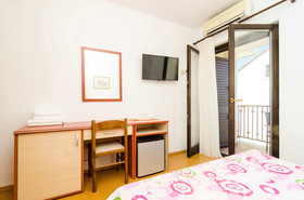 Apartments & Rooms Cina