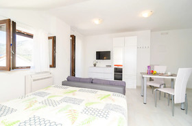 Apartments & Rooms Cina