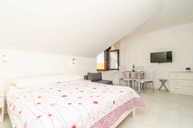 Apartments & Rooms Cina