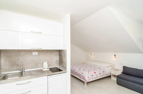 Apartments & Rooms Cina