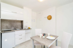 Apartments & Rooms Cina