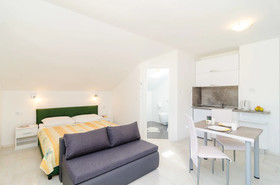 Apartments & Rooms Cina