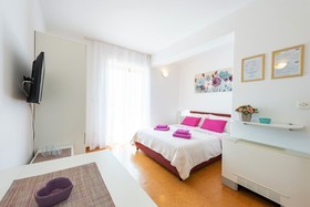 Apartments & Rooms Cina