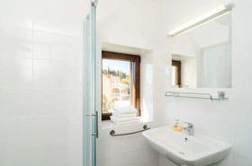 Apartments & Rooms Cina