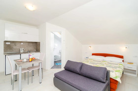 Apartments & Rooms Cina