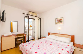 Apartments & Rooms Cina
