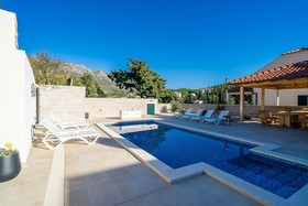 Residence & Pool Villa Schwarz Suites