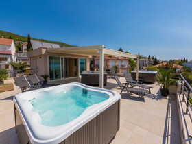 Apartments and Rooms Nensi