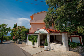 Apartments and Rooms Nensi