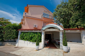 Apartments and Rooms Nensi