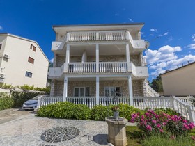 Apartments Theo