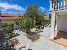 House Barbara
