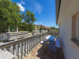 House Barbara