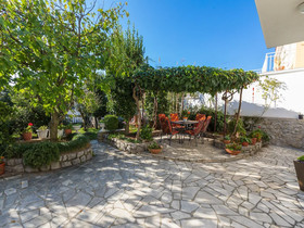 House Barbara