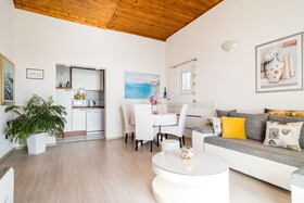 Indy's Beach Apartments