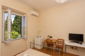 MJ's Sea Side Rooms