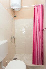 MJ's Sea Side Rooms